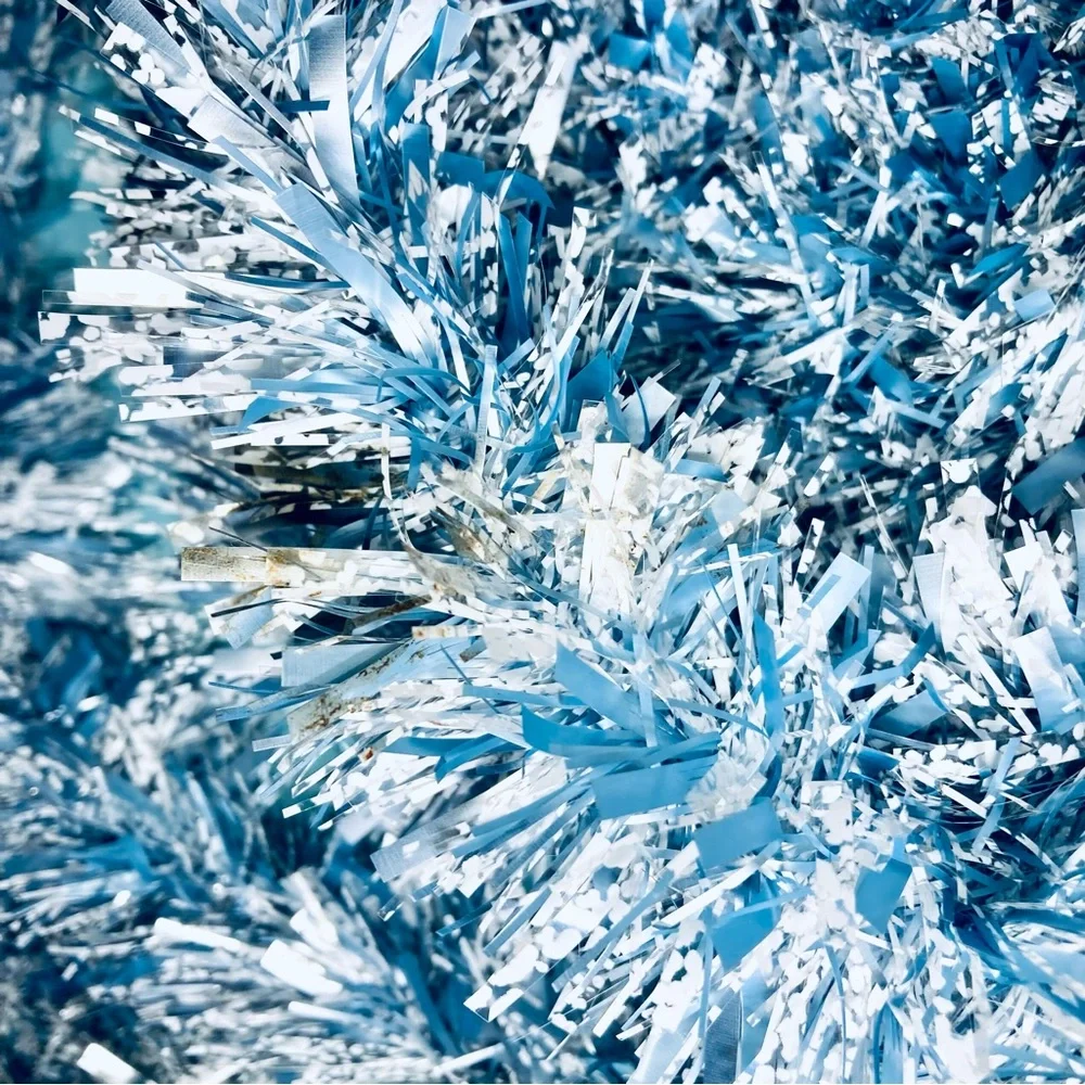 .• Tinsel Tree Garland in Pearly Light Blue & White Shimmer